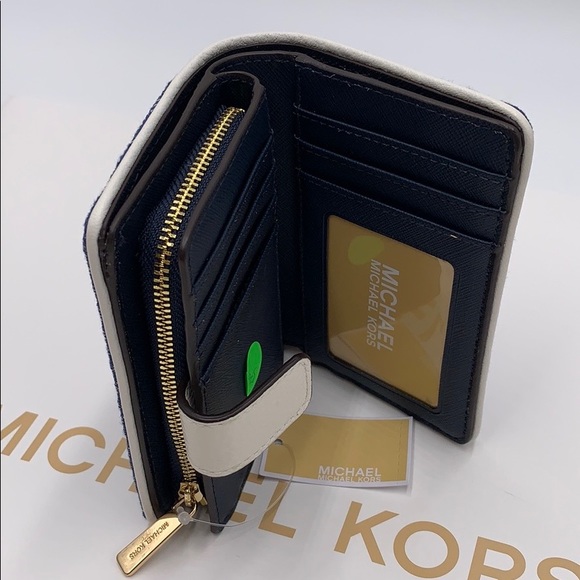 MICHAEL KORS JET SET TRAVEL MD BFLD ZIP CN - Picture 8 of 16